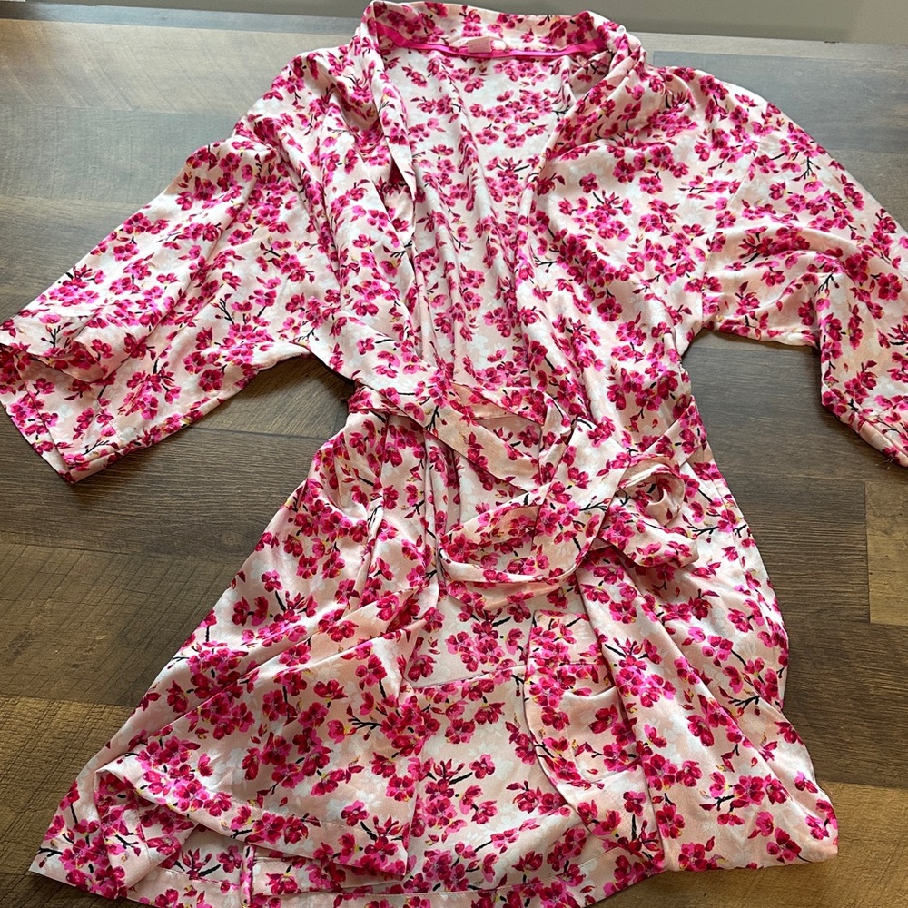 VICTORIAS SECRET Floral Pink Kimono Robe